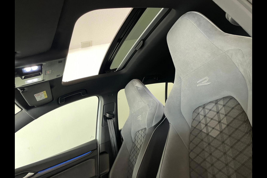 Volkswagen Golf 1.5 eTSI R-Line Business+ AUTOMAAT AIRCO PANO NAVI CRUISE STOELVERW APPLE CARPLAY PDC CAMERA TREKHAAK NIEUWSTAAT
