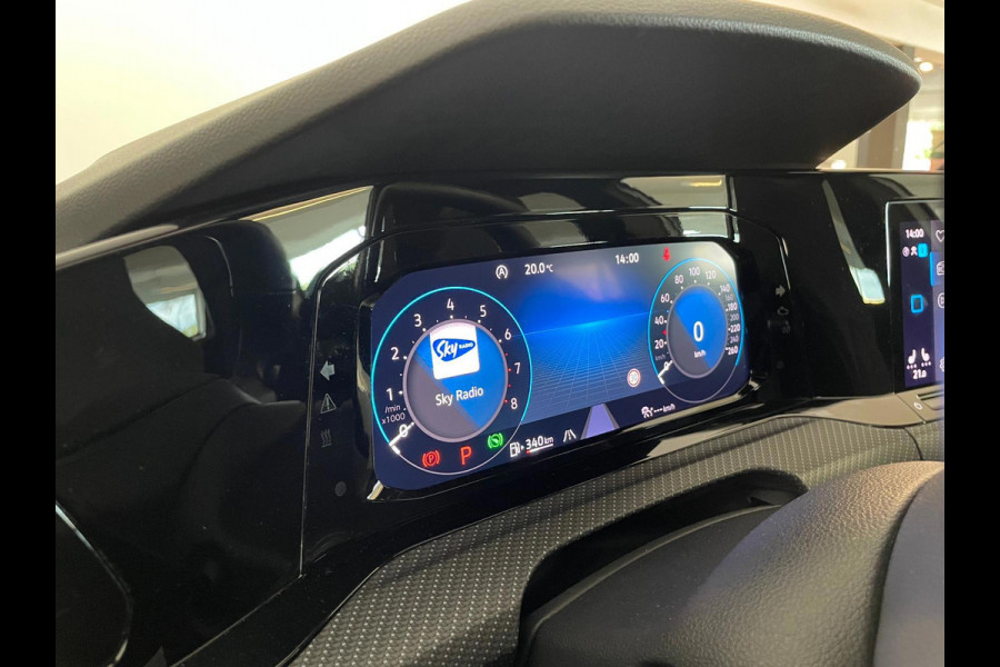 Volkswagen Golf 1.5 eTSI R-Line Business+ AUTOMAAT AIRCO PANO NAVI CRUISE STOELVERW APPLE CARPLAY PDC CAMERA TREKHAAK NIEUWSTAAT