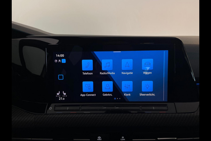 Volkswagen Golf 1.5 eTSI R-Line Business+ AUTOMAAT AIRCO PANO NAVI CRUISE STOELVERW APPLE CARPLAY PDC CAMERA TREKHAAK NIEUWSTAAT