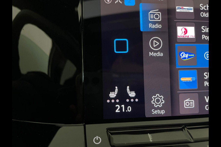 Volkswagen Golf 1.5 eTSI R-Line Business+ AUTOMAAT AIRCO PANO NAVI CRUISE STOELVERW APPLE CARPLAY PDC CAMERA TREKHAAK NIEUWSTAAT