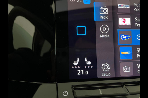 Volkswagen Golf 1.5 eTSI R-Line Business+ AUTOMAAT AIRCO PANO NAVI CRUISE STOELVERW APPLE CARPLAY PDC CAMERA TREKHAAK NIEUWSTAAT