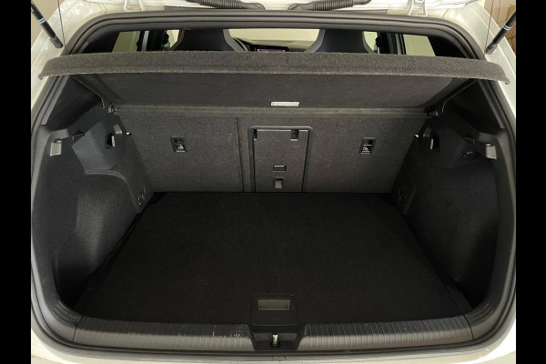 Volkswagen Golf 1.5 eTSI R-Line Business+ AUTOMAAT AIRCO PANO NAVI CRUISE STOELVERW APPLE CARPLAY PDC CAMERA TREKHAAK NIEUWSTAAT