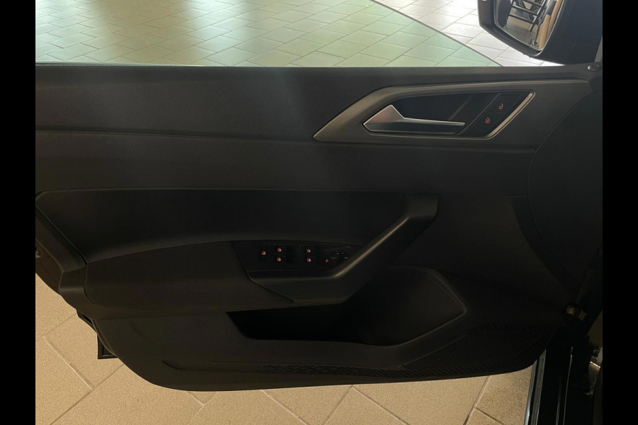 Volkswagen Polo 1.0 TSI Comfortline Business Executive AIRCO NAVI CRUISE APPLE CARPLAY PDC 17INCH CAMERA PRIVACYGLAS NIEUWSTAAT