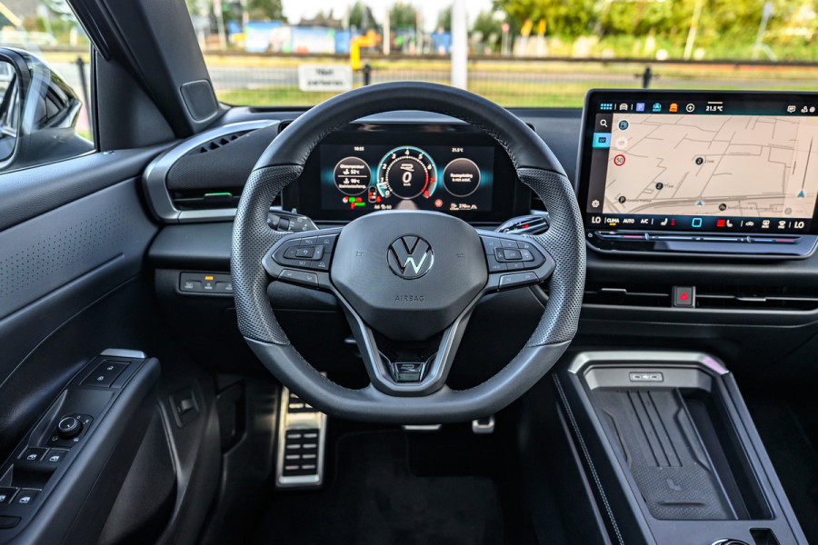 Volkswagen T-Roc 1.5 eTsi R-Line R-Line Pano/Trekhaak/Sfeer/iQ-lights