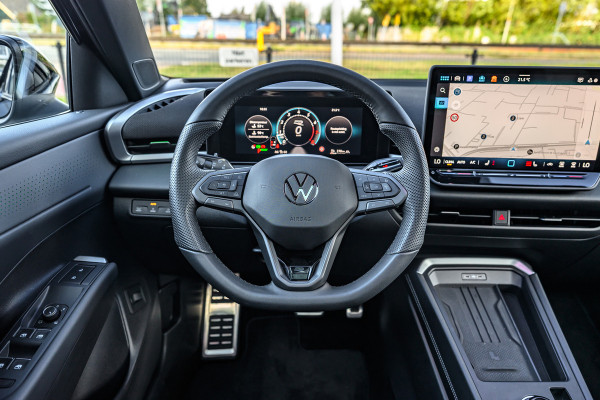 Volkswagen T-Roc 1.5 eTsi R-Line R-Line Pano/Trekhaak/Sfeer/iQ-lights