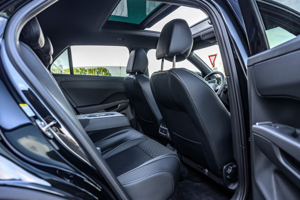 Volkswagen T-Roc 1.5 eTsi R-Line R-Line Pano/Trekhaak/Sfeer/iQ-lights