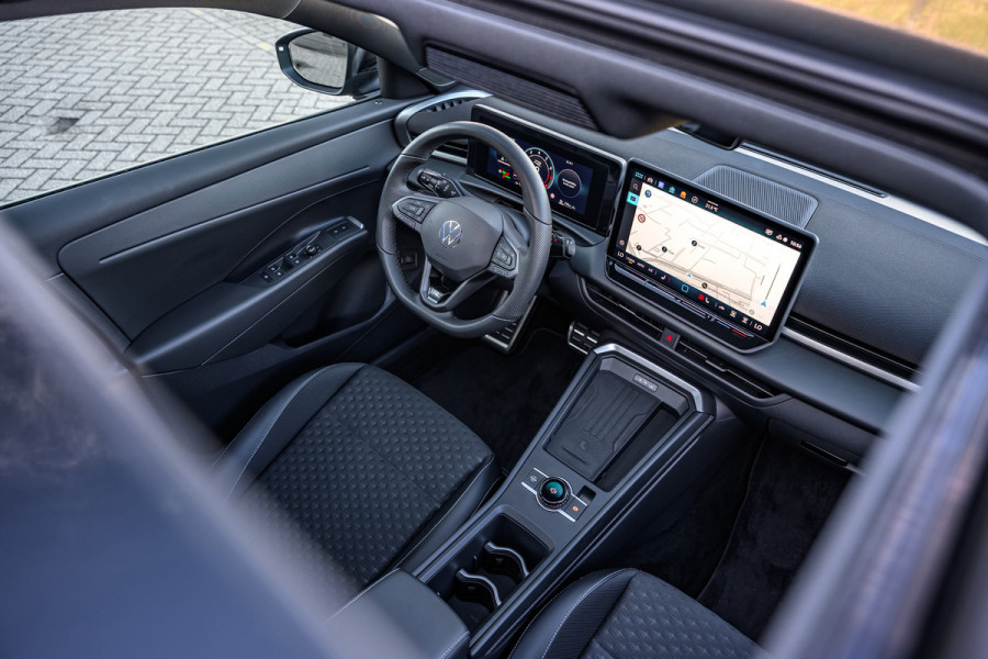Volkswagen T-Roc 1.5 eTsi R-Line R-Line Pano/Trekhaak/Sfeer/iQ-lights