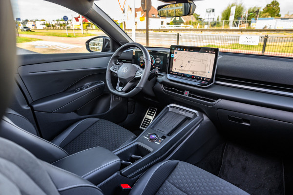 Volkswagen T-Roc 1.5 eTsi R-Line R-Line Pano/Trekhaak/Sfeer/iQ-lights
