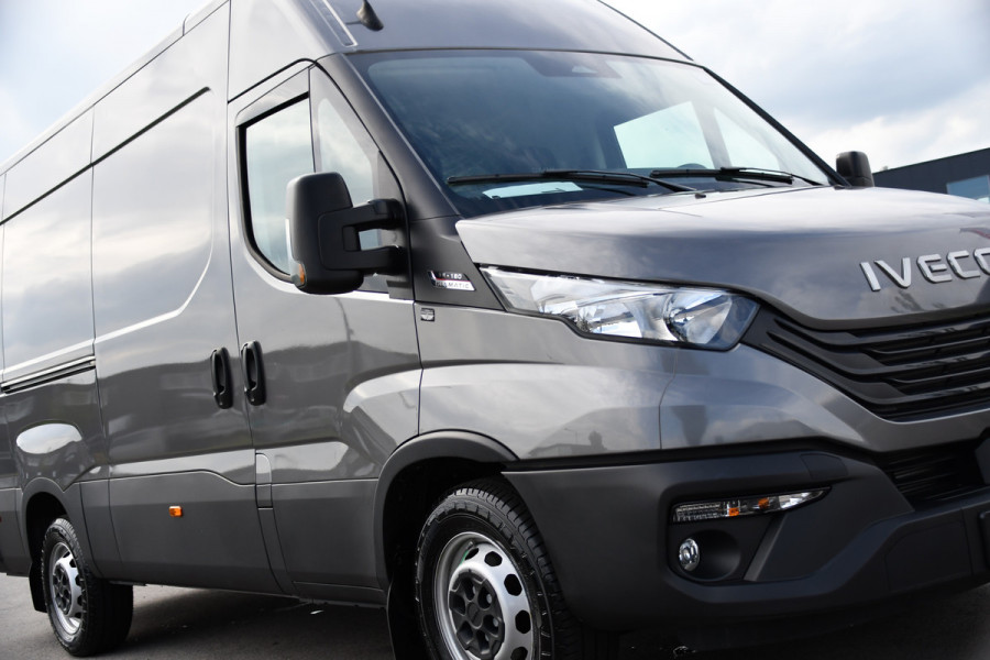 Iveco Daily 35S18 L2H2 PB Edition FACELIFT! Virtual, Adaptieve Cruise, Camera, Carplay, Automaat, 3500kg Trekhaak, Sensoren, 180pk, Multimedia, Uniek!