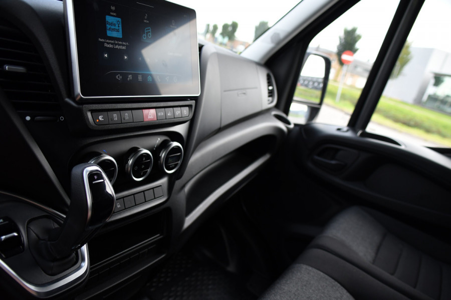 Iveco Daily 35S18 L2H2 PB Edition FACELIFT! Virtual, Adaptieve Cruise, Camera, Carplay, Automaat, 3500kg Trekhaak, Sensoren, 180pk, Multimedia, Uniek!