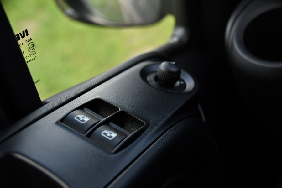 Iveco Daily 35S18 L2H2 PB Edition FACELIFT! Virtual, Adaptieve Cruise, Camera, Carplay, Automaat, 3500kg Trekhaak, Sensoren, 180pk, Multimedia, Uniek!