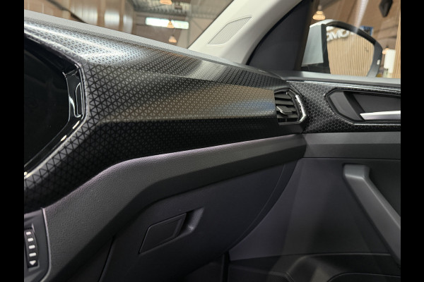 Volkswagen T-Cross 1.5 TSI 150pk Style R-Line | Camera | PDC V+A | Navi | 18" | ACC | Stoelverwarming | Dodehoek |