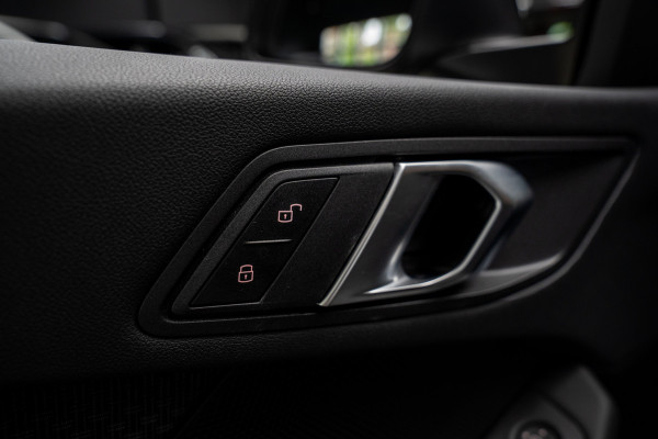 BMW 1-serie 116i Navi Climate PDC Stuurverwarming Stoelverwarming LM velgen BTW auto