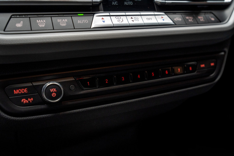 BMW 1-serie 116i Navi Climate PDC Stuurverwarming Stoelverwarming LM velgen BTW auto