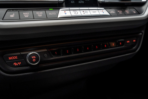 BMW 1-serie 116i Navi Climate PDC Stuurverwarming Stoelverwarming LM velgen BTW auto