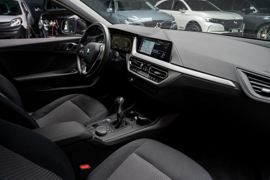 BMW 1-serie 116i Navi Climate PDC Stuurverwarming Stoelverwarming LM velgen BTW auto