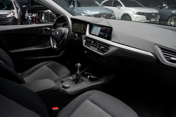 BMW 1-serie 116i Navi Climate PDC Stuurverwarming Stoelverwarming LM velgen BTW auto