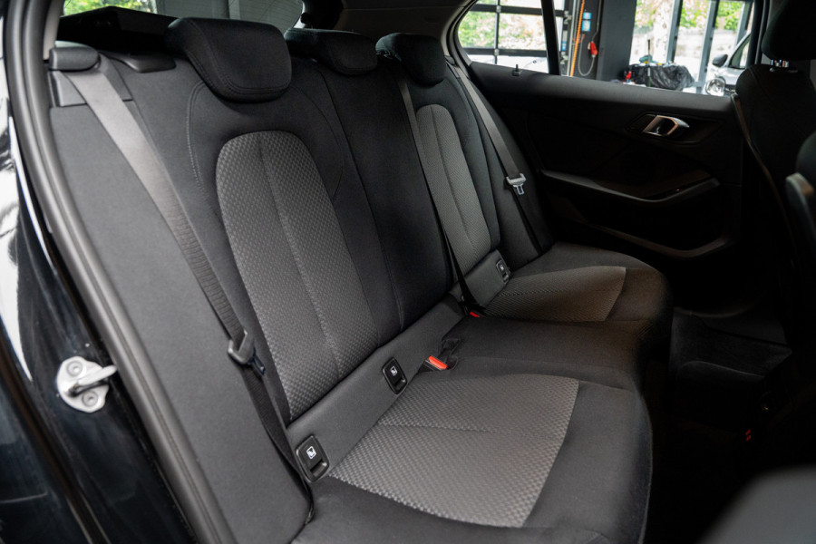 BMW 1-serie 116i Navi Climate PDC Stuurverwarming Stoelverwarming LM velgen BTW auto