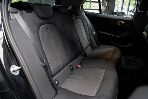 BMW 1-serie 116i Navi Climate PDC Stuurverwarming Stoelverwarming LM velgen BTW auto