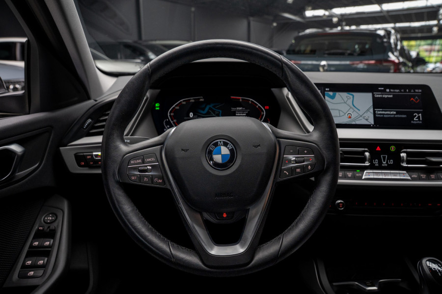 BMW 1-serie 116i Navi Climate PDC Stuurverwarming Stoelverwarming LM velgen BTW auto