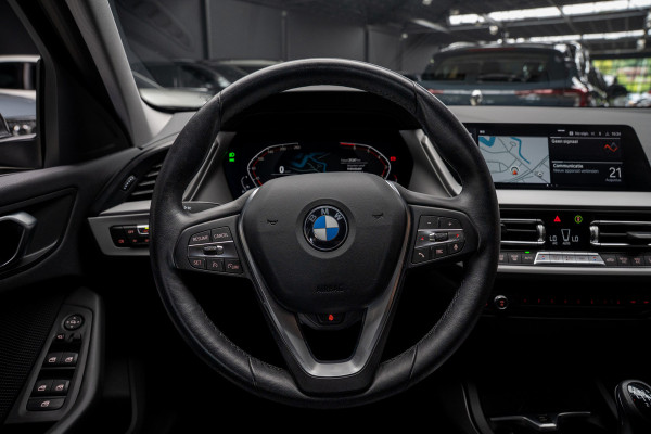 BMW 1-serie 116i Navi Climate PDC Stuurverwarming Stoelverwarming LM velgen BTW auto