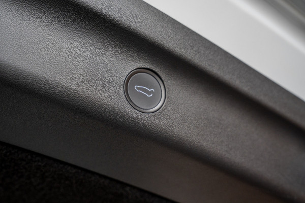 Tesla Model Y SOH: 95,8% Navi 360° Leer ACC Autopilot PDC Elektr. achterklep Stoelverwarmimg voor en achter Stuurverwarming Optie: Full Self-Driving Capability BTW auto