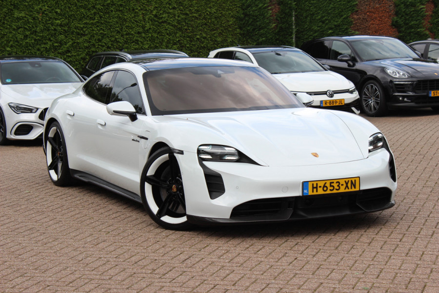 Porsche Taycan Turbo S 93 kWh / SoH 91,3% / Full option! / Panoramadak / 360Camera / Burmester / Keyless / Achterasbesturing / 21'' / Carbon / InnoDrive / Sportdesign+Chrono / Massage+Ventilatie / Dodehoek / DAB