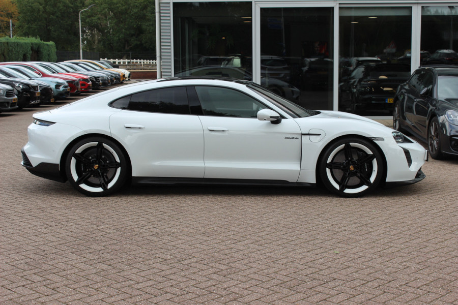 Porsche Taycan Turbo S 93 kWh / SoH 91,3% / Full option! / Panoramadak / 360Camera / Burmester / Keyless / Achterasbesturing / 21'' / Carbon / InnoDrive / Sportdesign+Chrono / Massage+Ventilatie / Dodehoek / DAB