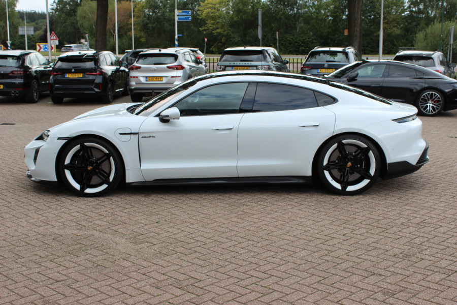 Porsche Taycan Turbo S 93 kWh / SoH 91,3% / Full option! / Panoramadak / 360Camera / Burmester / Keyless / Achterasbesturing / 21'' / Carbon / InnoDrive / Sportdesign+Chrono / Massage+Ventilatie / Dodehoek / DAB