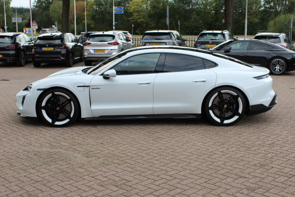 Porsche Taycan Turbo S 93 kWh / SoH 91,3% / Full option! / Panoramadak / 360Camera / Burmester / Keyless / Achterasbesturing / 21'' / Carbon / InnoDrive / Sportdesign+Chrono / Massage+Ventilatie / Dodehoek / DAB