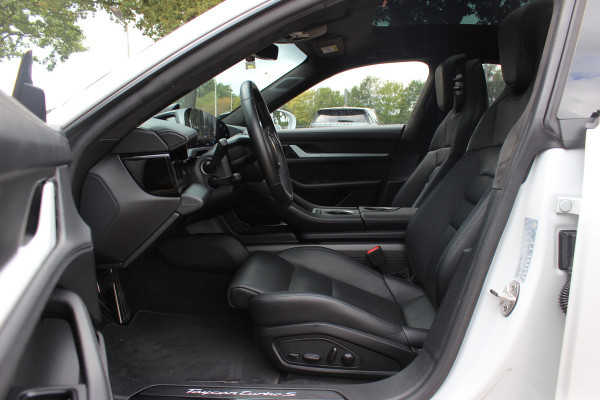 Porsche Taycan Turbo S 93 kWh / SoH 91,3% / Full option! / Panoramadak / 360Camera / Burmester / Keyless / Achterasbesturing / 21'' / Carbon / InnoDrive / Sportdesign+Chrono / Massage+Ventilatie / Dodehoek / DAB