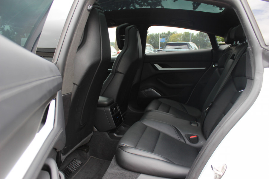 Porsche Taycan Turbo S 93 kWh / SoH 91,3% / Full option! / Panoramadak / 360Camera / Burmester / Keyless / Achterasbesturing / 21'' / Carbon / InnoDrive / Sportdesign+Chrono / Massage+Ventilatie / Dodehoek / DAB