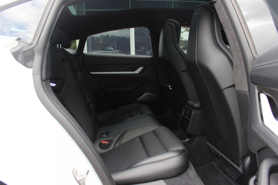 Porsche Taycan Turbo S 93 kWh / SoH 91,3% / Full option! / Panoramadak / 360Camera / Burmester / Keyless / Achterasbesturing / 21'' / Carbon / InnoDrive / Sportdesign+Chrono / Massage+Ventilatie / Dodehoek / DAB
