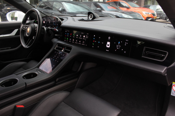Porsche Taycan Turbo S 93 kWh / SoH 91,3% / Full option! / Panoramadak / 360Camera / Burmester / Keyless / Achterasbesturing / 21'' / Carbon / InnoDrive / Sportdesign+Chrono / Massage+Ventilatie / Dodehoek / DAB