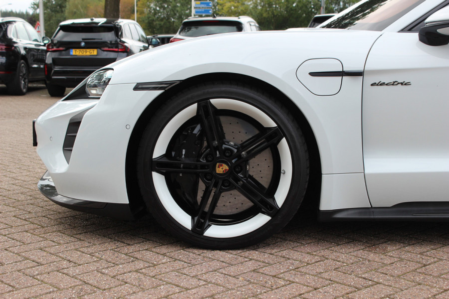 Porsche Taycan Turbo S 93 kWh / SoH 91,3% / Full option! / Panoramadak / 360Camera / Burmester / Keyless / Achterasbesturing / 21'' / Carbon / InnoDrive / Sportdesign+Chrono / Massage+Ventilatie / Dodehoek / DAB