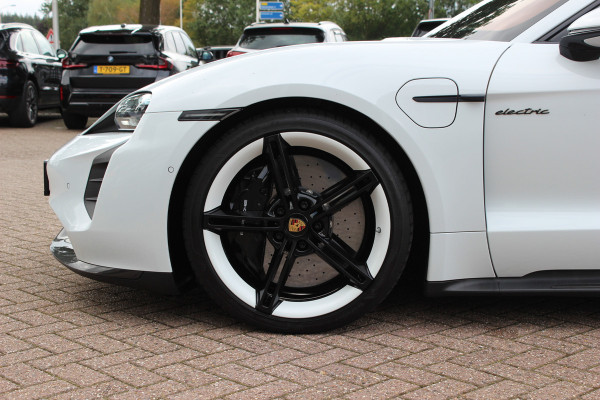 Porsche Taycan Turbo S 93 kWh / SoH 91,3% / Full option! / Panoramadak / 360Camera / Burmester / Keyless / Achterasbesturing / 21'' / Carbon / InnoDrive / Sportdesign+Chrono / Massage+Ventilatie / Dodehoek / DAB