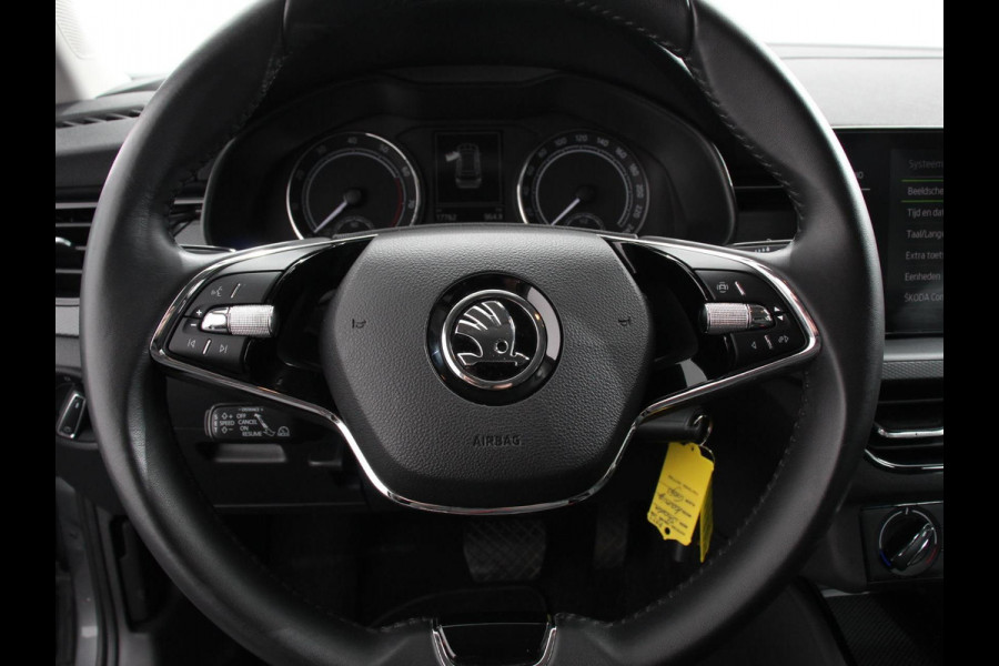 Škoda Kamiq 1.0 TSI 110 pk DSG Life Navigatie Apple Carplay/Android Auto Adaptieve Cruise Control Parkeersensor achter Verwarmde voorstoelen LED-verlichting voor Dakrail DAB