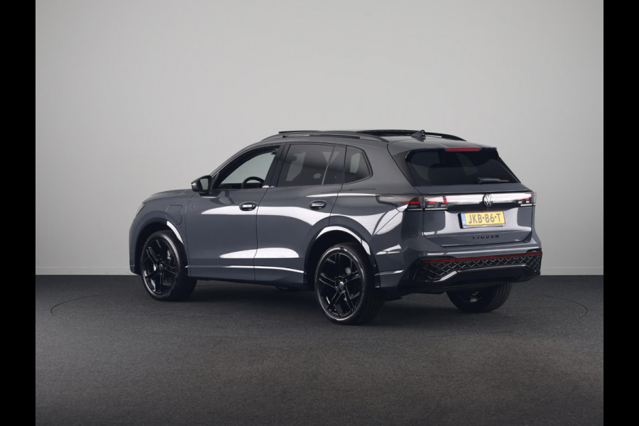 Volkswagen Tiguan 1.5 eHybrid R-Line Edition 204 pk Automaat (DSG) | Verlengde garantie | Navigatie | Panoramadak | Trekhaak (wegklapbaar) | Parkeersensoren (Park assist) | Rondomzicht camera | Black Style pakket | R-Line |