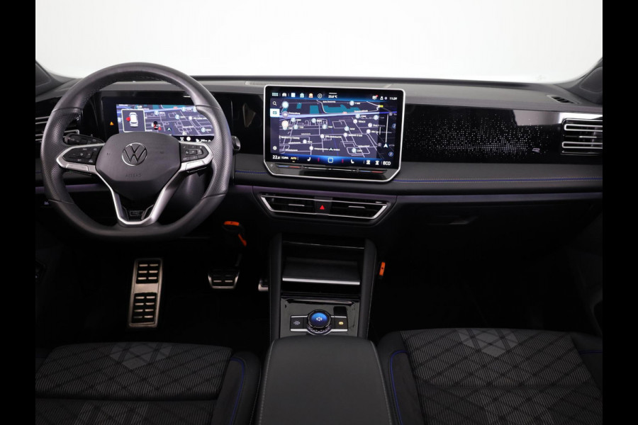 Volkswagen Tiguan 1.5 eHybrid R-Line Edition 204 pk Automaat (DSG) | Verlengde garantie | Navigatie | Panoramadak | Trekhaak (wegklapbaar) | Parkeersensoren (Park assist) | Rondomzicht camera | Black Style pakket | R-Line |