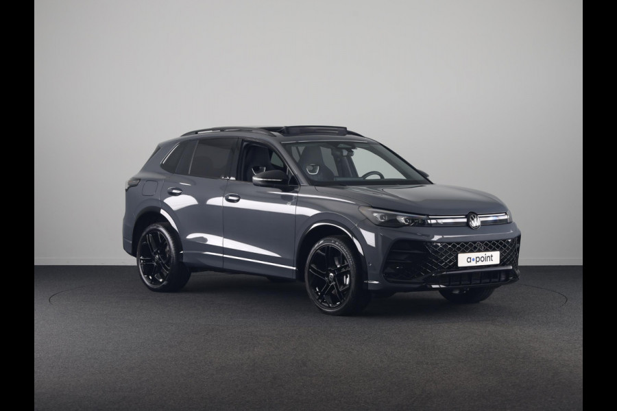 Volkswagen Tiguan 1.5 eHybrid R-Line Edition 204 pk Automaat (DSG) | Verlengde garantie | Navigatie | Panoramadak | Trekhaak (wegklapbaar) | Parkeersensoren (Park assist) | Rondomzicht camera | Black Style pakket | R-Line |