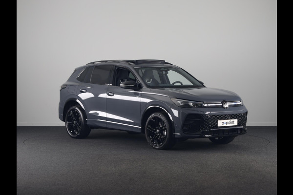 Volkswagen Tiguan 1.5 eHybrid R-Line Edition 204 pk Automaat (DSG) | Verlengde garantie | Navigatie | Panoramadak | Trekhaak (wegklapbaar) | Parkeersensoren (Park assist) | Rondomzicht camera | Black Style pakket | R-Line |