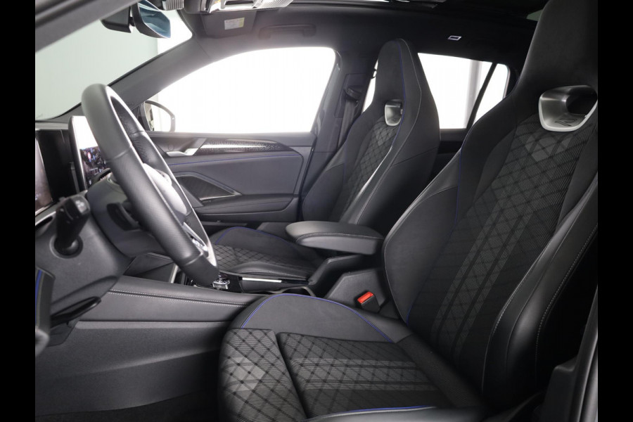 Volkswagen Tiguan 1.5 eHybrid R-Line Edition 204 pk Automaat (DSG) | Verlengde garantie | Navigatie | Panoramadak | Trekhaak (wegklapbaar) | Parkeersensoren (Park assist) | Rondomzicht camera | Black Style pakket | R-Line |