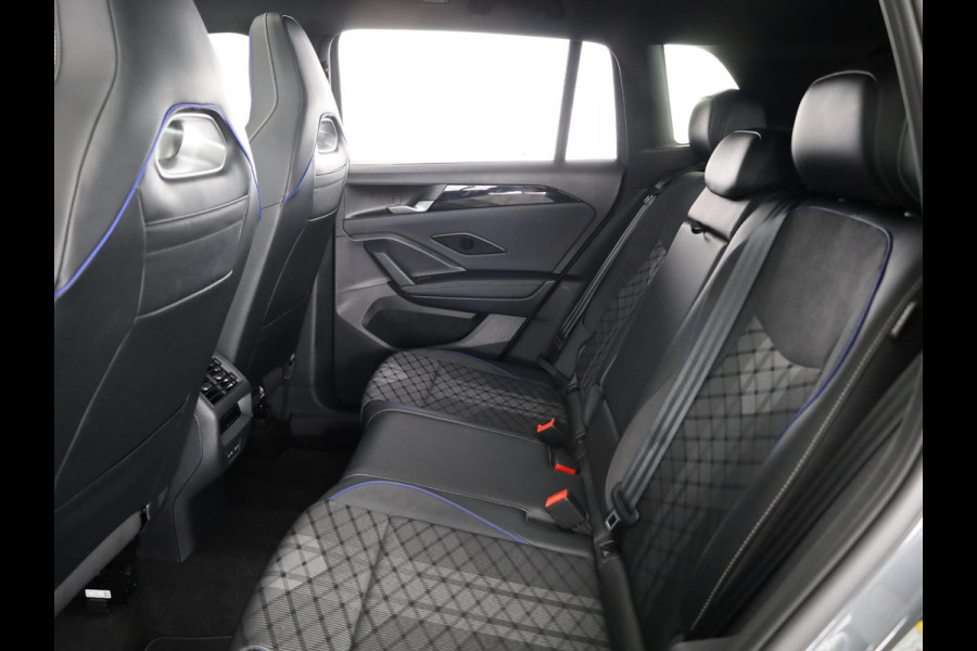 Volkswagen Tiguan 1.5 eHybrid R-Line Edition 204 pk Automaat (DSG) | Verlengde garantie | Navigatie | Panoramadak | Trekhaak (wegklapbaar) | Parkeersensoren (Park assist) | Rondomzicht camera | Black Style pakket | R-Line |