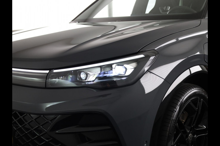 Volkswagen Tiguan 1.5 eHybrid R-Line Edition 204 pk Automaat (DSG) | Verlengde garantie | Navigatie | Panoramadak | Trekhaak (wegklapbaar) | Parkeersensoren (Park assist) | Rondomzicht camera | Black Style pakket | R-Line |