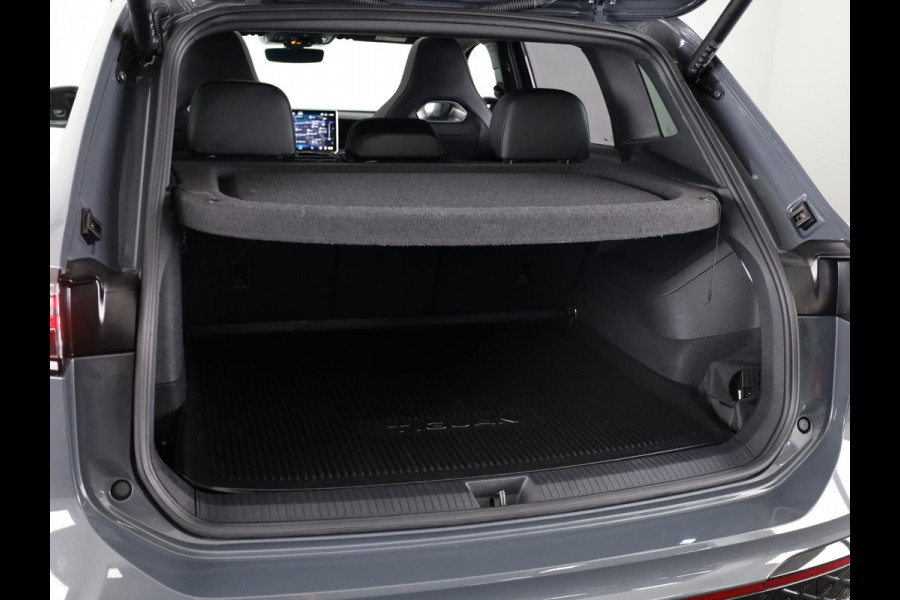 Volkswagen Tiguan 1.5 eHybrid R-Line Edition 204 pk Automaat (DSG) | Verlengde garantie | Navigatie | Panoramadak | Trekhaak (wegklapbaar) | Parkeersensoren (Park assist) | Rondomzicht camera | Black Style pakket | R-Line |