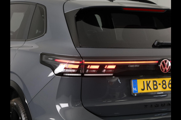 Volkswagen Tiguan 1.5 eHybrid R-Line Edition 204 pk Automaat (DSG) | Verlengde garantie | Navigatie | Panoramadak | Trekhaak (wegklapbaar) | Parkeersensoren (Park assist) | Rondomzicht camera | Black Style pakket | R-Line |