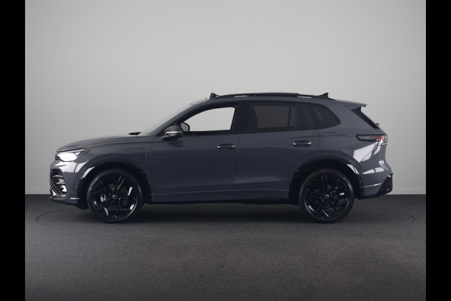 Volkswagen Tiguan 1.5 eHybrid R-Line Edition 204 pk Automaat (DSG) | Verlengde garantie | Navigatie | Panoramadak | Trekhaak (wegklapbaar) | Parkeersensoren (Park assist) | Rondomzicht camera | Black Style pakket | R-Line |
