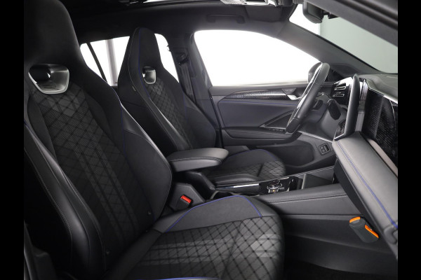 Volkswagen Tiguan 1.5 eHybrid R-Line Edition 204 pk Automaat (DSG) | Verlengde garantie | Navigatie | Panoramadak | Trekhaak (wegklapbaar) | Parkeersensoren (Park assist) | Rondomzicht camera | Black Style pakket | R-Line |