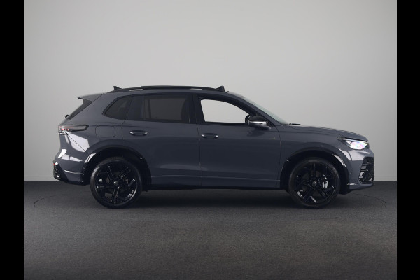 Volkswagen Tiguan 1.5 eHybrid R-Line Edition 204 pk Automaat (DSG) | Verlengde garantie | Navigatie | Panoramadak | Trekhaak (wegklapbaar) | Parkeersensoren (Park assist) | Rondomzicht camera | Black Style pakket | R-Line |