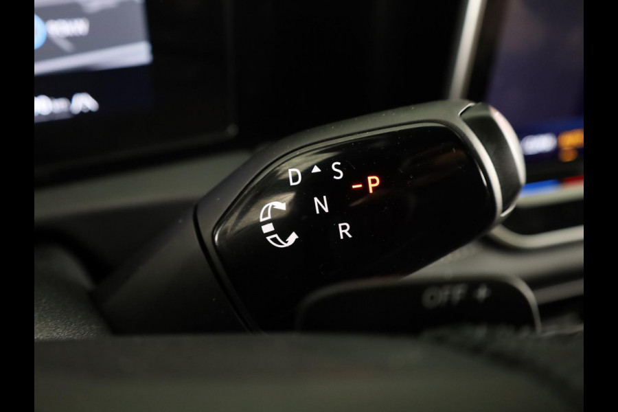 Volkswagen Tiguan 1.5 eHybrid R-Line Edition 204 pk Automaat (DSG) | Verlengde garantie | Navigatie | Panoramadak | Trekhaak (wegklapbaar) | Parkeersensoren (Park assist) | Rondomzicht camera | Black Style pakket | R-Line |